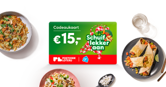Cadeaukaart van €15 van de Postcode Loterij en Albert Heijn met de tekst "schuif lekker aan", omringd door borden met verschillende gerechten en een glas water.