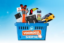 Promotie-afbeelding met tekst 'SUPERRR DEALS' en een blauwe Albert Heijn winkelmand gevuld met diverse producten, waaronder een blender, gereedschap, printer, Ring deurbel en SnowWorld ski's, met label 'VOORDEELSHOP.NL'