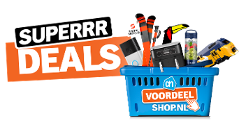 Promotie-afbeelding met tekst 'SUPERRR DEALS' en een blauwe Albert Heijn winkelmand gevuld met diverse producten, waaronder een blender, gereedschap, printer, Ring deurbel en SnowWorld ski's, met label 'VOORDEELSHOP.NL'