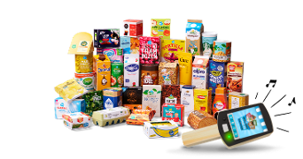 Assortiment van Albert Heijn huismerkproducten, waaronder melk, sap, brood, ontbijtgranen, boter, snacks en pasta, naast een handscanner