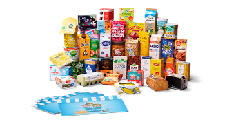 Assortiment van Albert Heijn producten, waaronder ontbijtgranen, zuivel, brood, dranken, eieren, kaas, sap, ontbijtkoek, muesli, tortilla wraps, thee en vouchers, gepresenteerd als pakket