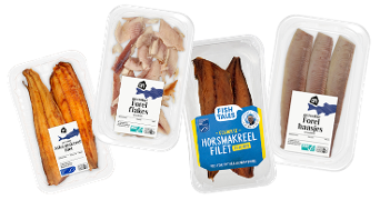 Vier verpakkingen gerookte visproducten van Albert Heijn, waaronder gerookte makreel filet, gerookte forel flakes, gerookte horsmakreel filet van het merk Fish Tales, en gerookte forel haasjes.