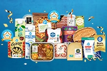 Verschillende Albert Heijn huismerkproducten, waaronder zuivel, vleeswaren, brood, kaas, groenten, gyoza, diepvriesmaaltijd, vleesvervangers en frisdrank, gepresenteerd met meerdere prijswinnende keurmerken en testlabels.