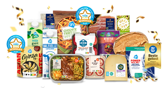 Verschillende Albert Heijn producten, waaronder groentefriet, halfvolle melk, sojagurt, gyoza, maaltijdsalades, kaas, brood en wasmiddel, met blauwe 'Vries Vers Winnaar 2025' en 'Beste getest' awards en confetti.