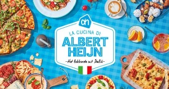 Italiaanse specialiteiten zoals pizza, lasagne, antipasti, salade caprese en Italiaanse desserts op een blauw geruit tafelkleed, met in het midden een bord met de tekst "La Cucina di Albert Heijn – Het lekkerste uit Italië" en de Italiaanse vlag.