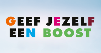 Tekst in een kleurrijk lettertype met de woorden "GEEF JEZELF EEN BOOST" op een lichte achtergrond.