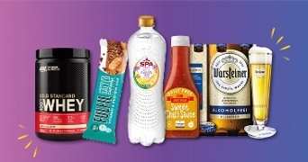 Verschillende producten op een rij, waaronder Optimum Nutrition Gold Standard Whey vanille eiwitpoeder, FULFIL vitamine & proteïne reep donkere chocolade gezouten karamel, Spa Reine bruisend water passievrucht, Built Free Zero sweet chili saus en Warsteiner alcoholvrij pilsener met gevuld glas bier.