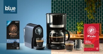 Koffiezetapparaat en koffiecupmachine van blue HOME met Perla koffieproducten en twee kopjes koffie op het aanrecht