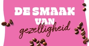 Roze achtergrond met de tekst "De smaak van gezelligheid", omringd door verspreide koffiebonen.