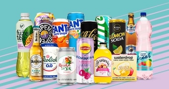 Assortiment van frisdranken, alcoholvrije bier en gearomatiseerde waterdranken van verschillende A-merken zoals Fuze Tea, Fanta, Coca-Cola, Lipton, Royal Club, Bundaberg, Warsteiner, Grolsch en Crystal Clear, gepresenteerd tegen een kleurrijke achtergrond.