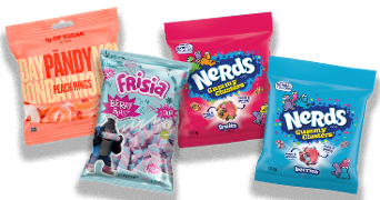 Verschillende zakken snoep, waaronder Pändy Peach Rings, Frisia Berry Blast en Nerds Gummy Clusters in de smaken fruits en berries.