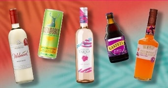 Verschillende alcoholische dranken, waaronder Welmoed Pinot Grigio wijn, Cazadores Margarita cocktail in blik, Cosecha Tardia rosé wijn, Kasteel Rouge bier en een passievrucht-kokosdrank.