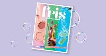 Afbeelding van het "fris" magazine van Albert Heijn, met felgekleurde vakken, make-up, gekleurde tandenborstels en ijsblokjes op de voorkant, omringd door transparante luchtbellen op een lichtpaarse achtergrond.
