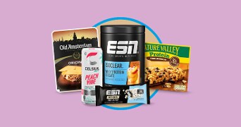 Assortiment van Old Amsterdam kaas, Celsius Peach Vibe energiedrank, ESN whey proteïne isolaat, ESN eiwitreep en Nature Valley proteïne repen op een paarse achtergrond