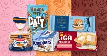 Verschillende verpakte koekjes en wafels, waaronder Daelmans stroopwafels, Knoppers yoghurt, Hands Off choco chip cookies, Karen's Bakery Danish puff pastry en Siga Milkbreak met melk-aardbeiensmaak, uitgestald op een kleurrijke achtergrond.
