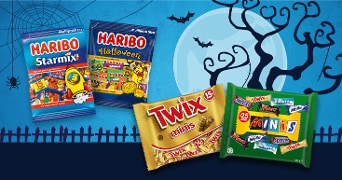 Snoepmixen van Haribo, Twix minis en een assortiment mini chocoladerepen tegen een halloween achtergrond met vleermuizen en een maan.