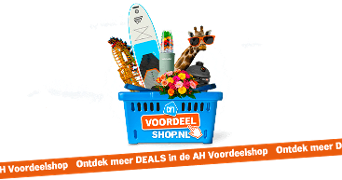 AH Voordeelshop promotie met surfplank, bloemen en een giraf met zonnebril in een blauwe winkelmand.