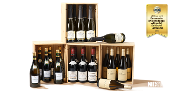 Wijnflessen van verschillende merken in houten kisten met een prijswinnaarsbadge van De Grote Hamersma en NIX18-logo