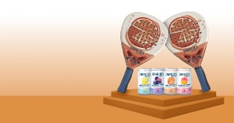 Padelrackets met Charlie's Sparkling Water blikjes in verschillende smaken op een houten platform.