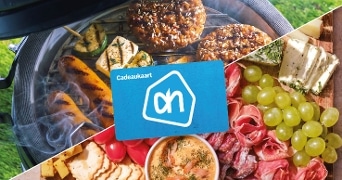 Beeld van een AH cadeaukaart op een gesplits beeld met boven een bbq en onder een borrelplank met druiven, vleesjes en kaas