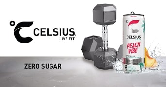 Blik Celsius Peach Vibe energiedrank zonder suiker naast twee halters en perzik op een natte ondergrond