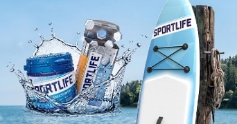 Sportlife kauwgom verpakkingen in water naast een paddleboard bij een meer, met bomen op de achtergrond.