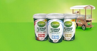 Campina Sterke Start proteïnerijke yoghurt in drie smaken met ontbijtbar op de achtergrond