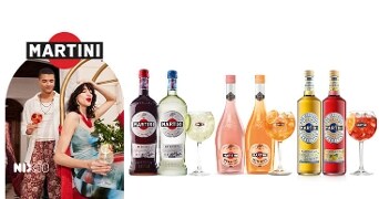 Martini dranken assortiment met flessen van Martini Rosso, Bianco, Fiero, Bellini en Floreale, gepresenteerd met bijpassende cocktails en onherkenbare mensen in de achtergrond.