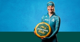 Vrouw in schaatskleren met grote zaanlander kaas in handen op een blauwe achtergrond