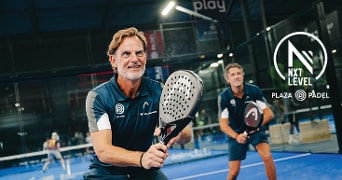 Padel spelers in actie op een indoorbaan bij Plaza Padel, met zichtbare NXT Level logo op de achtergrond.
