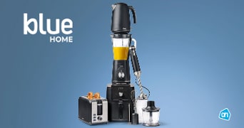 Keukenapparaten van het merk Blue Home, waaronder een blender met sinaasappelsap, staafmixer, broodrooster en hakmolen, aangeboden door Albert Heijn.