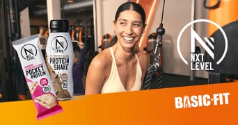 Vrouw in sportkleding bij fitnessapparatuur met NXT Level Pocket Protein reep en Protein Shake Ice Coffee Flavour van NXT Level, Basic-Fit logo op oranje achtergrond.