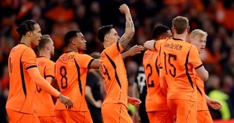 Nederlandselftal tijdens een wedstrijd aan het juichen