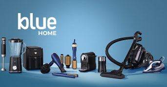 Verschillende huishoudelijke apparaten van het merk Blue, waaronder een blender, staafmixer, airfryer, haardroger, krulborstels, stofzuiger en strijkijzer, tegen een blauwe achtergrond met de tekst "blue HOME".
