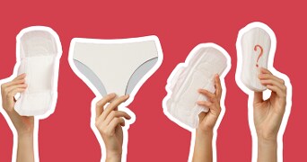 Handen die verschillende soorten maandverbanden en een slip omhoog houden tegen een rode achtergrond