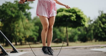 Persoon springt buiten touw in sportieve kleding