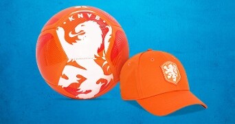 Oranje KNVB voetbal en pet met leeuw-logo op blauwe achtergrond