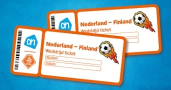 Wedstrijdkaartjes voor de voetbalwedstrijd Nederland - Finland met AH en KNVB logo's op een blauwe achtergrond