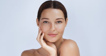 Persoon met onzichtbaar gezicht voor een neutrale achtergrond.