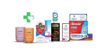 Verzameling van diverse zelfzorgproducten waaronder Care supplementen, Natterman hoestsiroop, Bepanthen eczeemcrème, Otrivin neusspray, Durex Intensity gel, Rennie tabletten en Voltaren Emulgel extra sterk, geschikt voor gezondheids- en zelfzorgtoepassingen