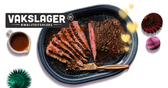 Gesneden steak op een dienblad van Vaksleger Kwaliteitsvlees met saus erbij.