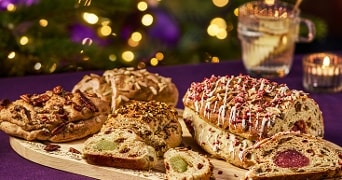 Feeststol op paars kleed en een kerstboom op de achtergrond