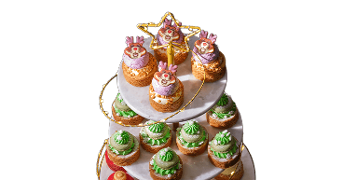 Feestelijke etagère met kleurrijke gebakjes in de vorm van kerstfiguren, gedecoreerd met crèmes en kerstversiering!