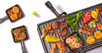 Gourmet grill gevuld met verschillende soorten vlees, vis, groenten en aardappelrösti, met extra pannetjes met gebakken hapjes.