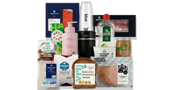 Verschillende Albert Heijn producten, waaronder glutenvrij brood, cottage cheese, een smoothie blender, handzeep, vleeswaren, champignons, visfilet, sparank water, biologische appelsap en plakjes vleeswaren, gepresenteerd bij elkaar.