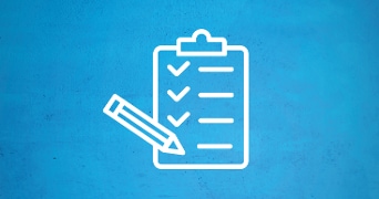 Blauwe achtergrond met icoon van een klembord en potlood, iconisch voor handig om te weten inspiratie