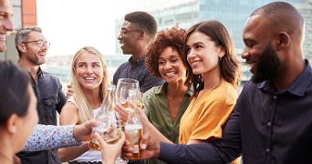 mensen drinken een drankje op het werk