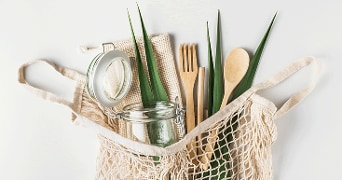 Herbruikbaar netzakje met glazen pot, houten bestek en duurzame accessoires