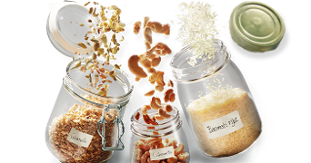 Glazen potten gevuld met granola, cashewnoten en basmatirijst met hun deksels open.