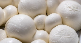 Bolletjes mozzarella in close-up weergave.